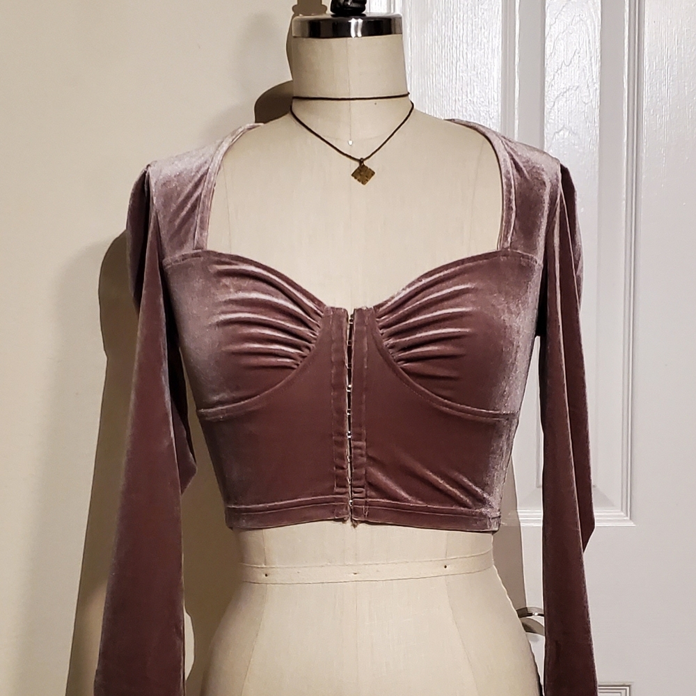 Low-cut mauve velvet crop/blouse